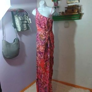 ADRIANNA PAPELL  SZ 4. For E live from the Red Carpet